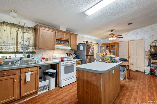 $350,000 | 300 County Road 307, Floresville, TX 78114