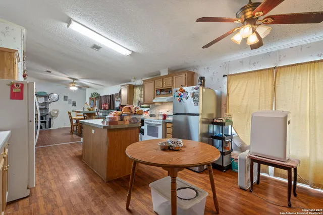 $350,000 | 300 County Road 307, Floresville, TX 78114