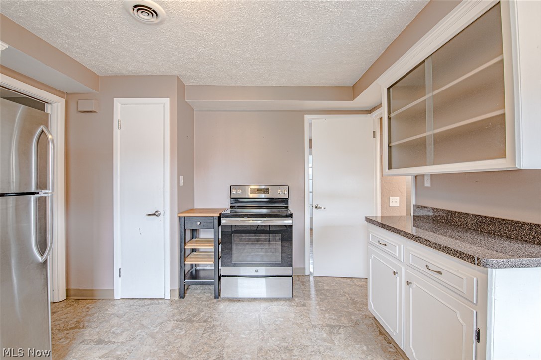 2329 Traymore Road Cleveland, OH 44118 - Photo 8 of 21