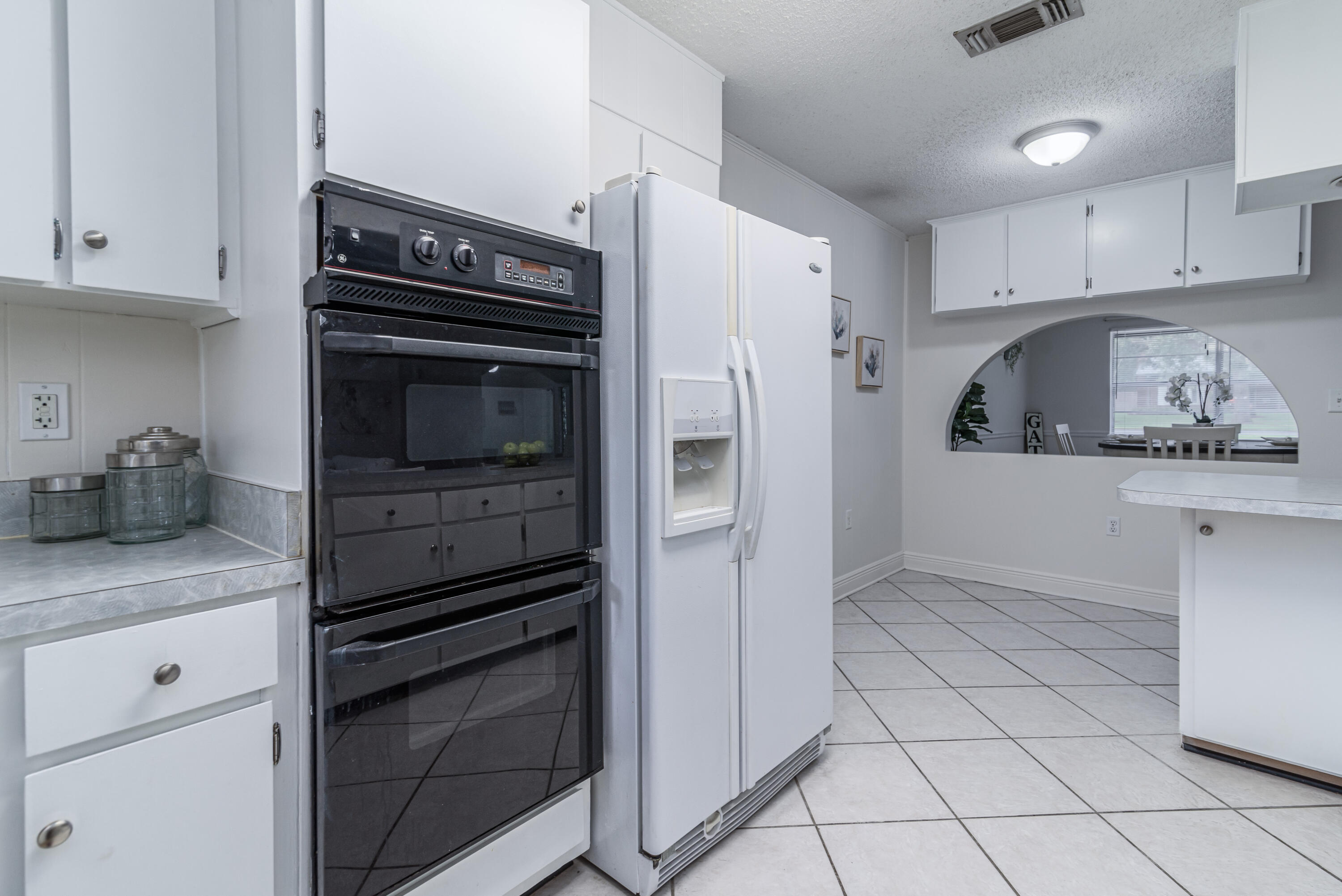 207 Country Club Road Shalimar, FL 32579 - Photo 21 of 60 a kitchen with appliances and cabinets