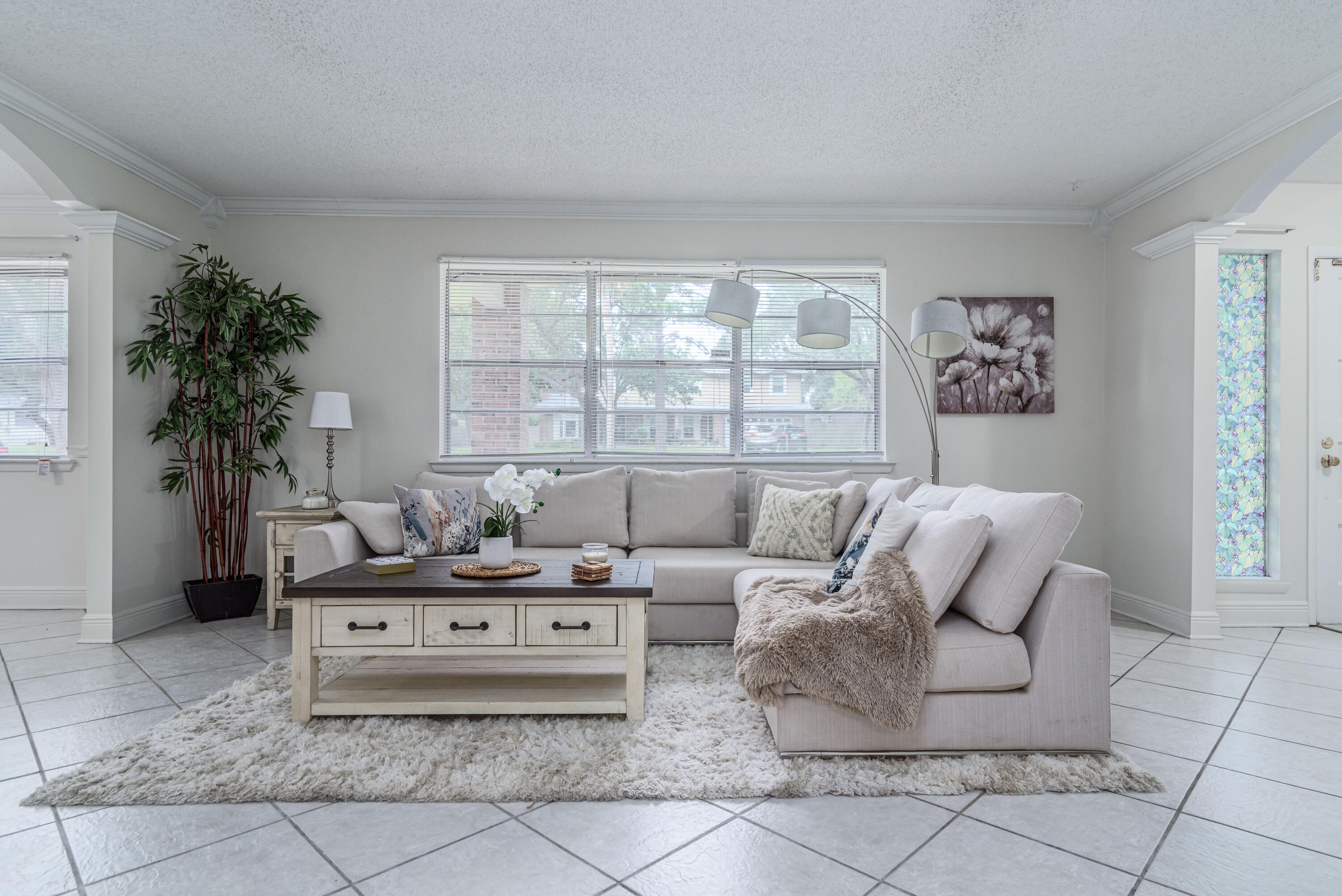 207 Country Club Road Shalimar, FL 32579 - Photo 28 of 60 a living room with furniture and a potted plant