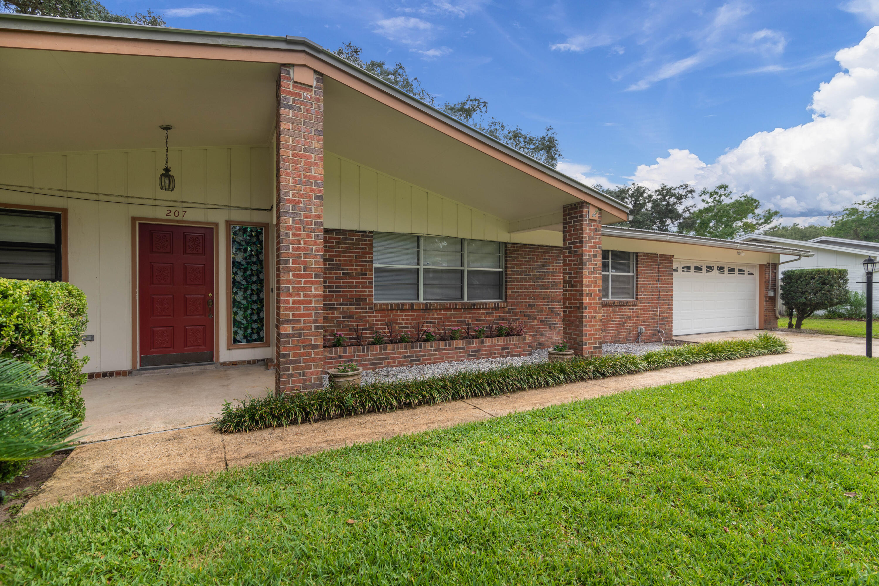 207 Country Club Road Shalimar, FL 32579 - Photo 4 of 60 a backyard of a house with lots of green space