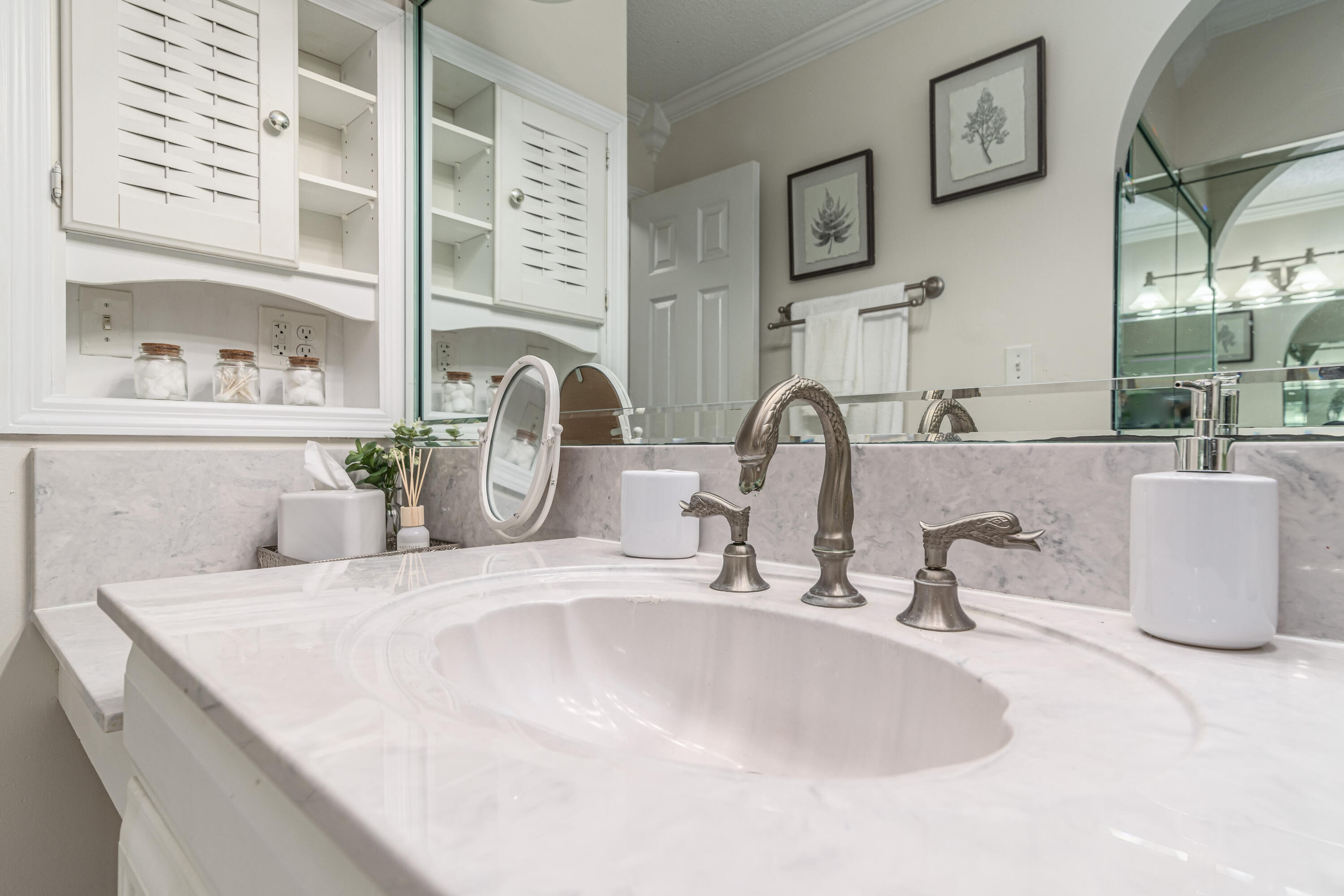 207 Country Club Road Shalimar, FL 32579 - Photo 50 of 60 a bathroom with sinks and a mirror