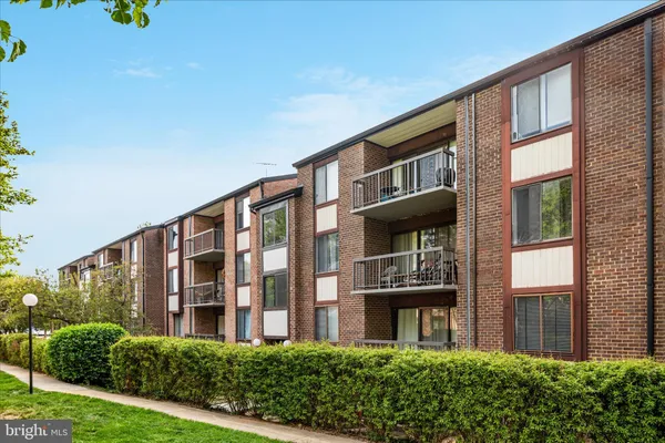 $269,900 | 9702 Kingsbridge Drive, Unit 3, Fairfax, VA 22031