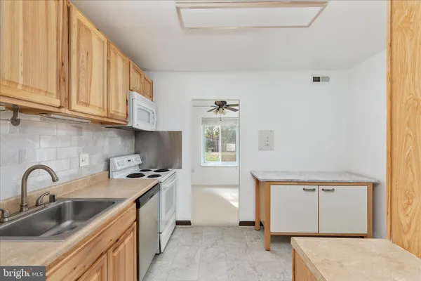 $269,900 | 9702 Kingsbridge Drive, Unit 3, Fairfax, VA 22031