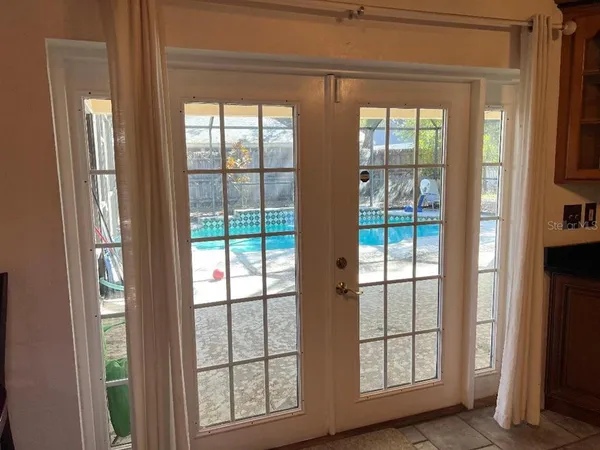 a view of empty room with window