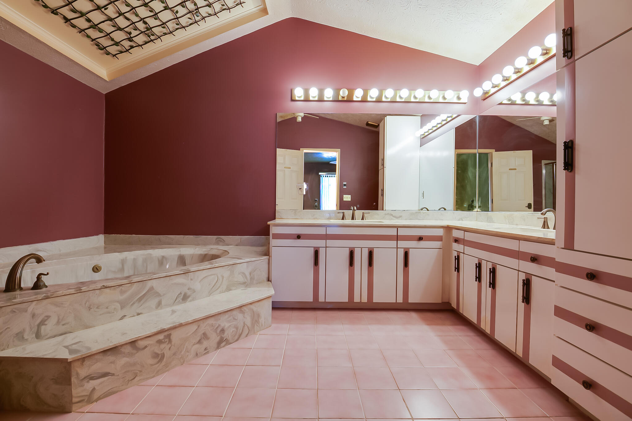 3013 Southeast Darien Road Port St. Lucie, FL 34952 - Photo 15 of 25 a bathroom with a sink a large mirror and a bathtub