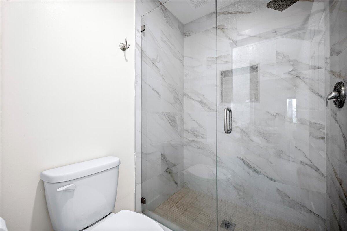 302 Pinecrest Circle, Unit D Jupiter, FL 33458 - Photo 13 of 23 Primary Bathroom