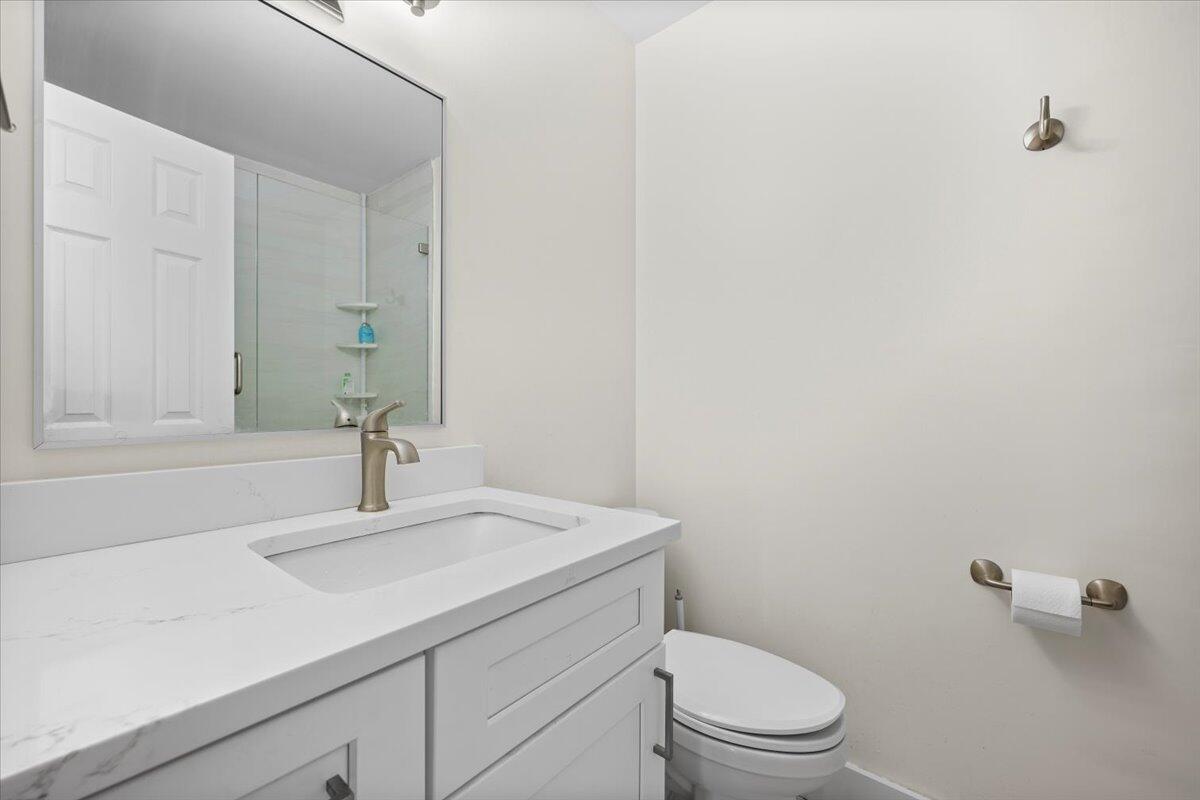 302 Pinecrest Circle, Unit D Jupiter, FL 33458 - Photo 15 of 23 Guest Bathroom