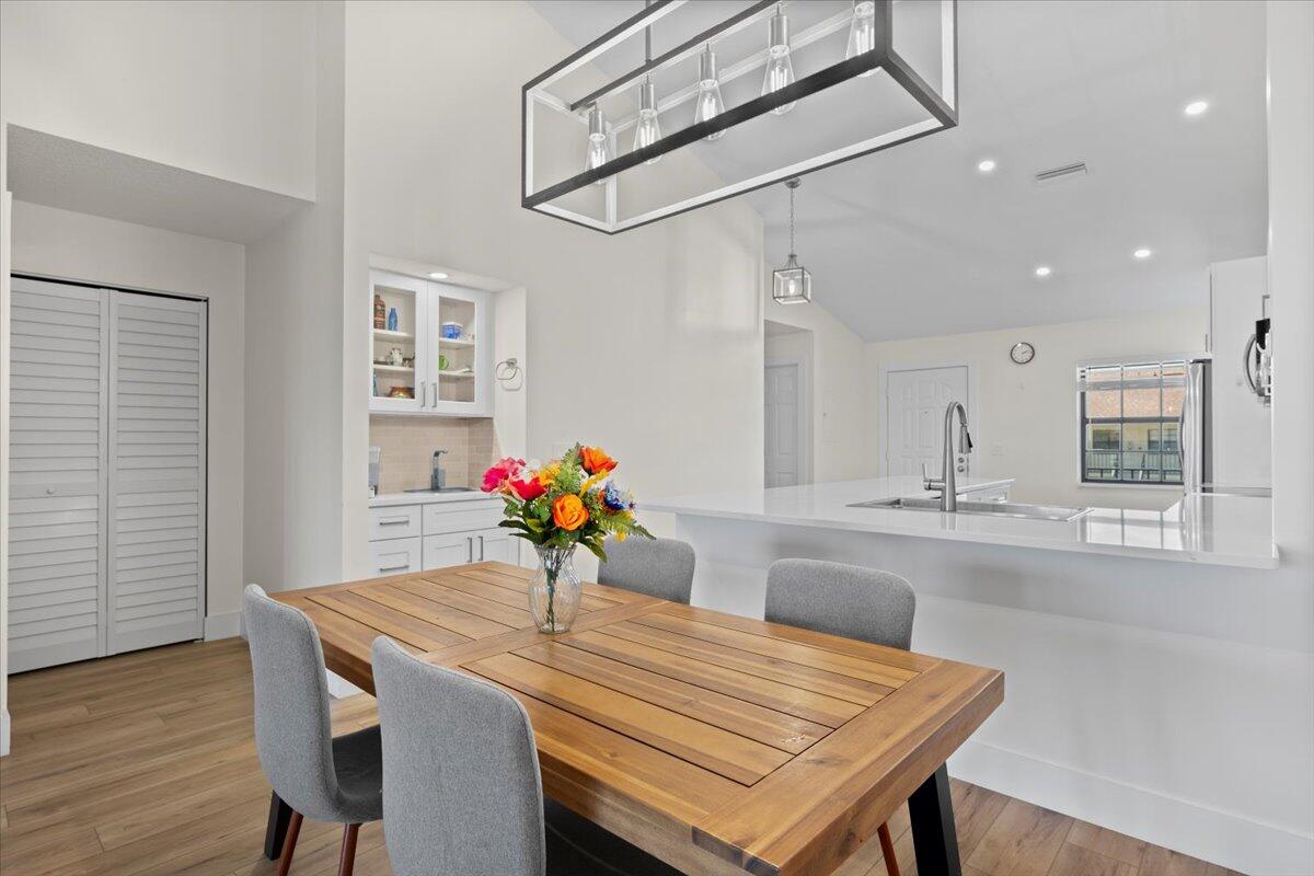 302 Pinecrest Circle, Unit D Jupiter, FL 33458 - Photo 5 of 23 Dining area