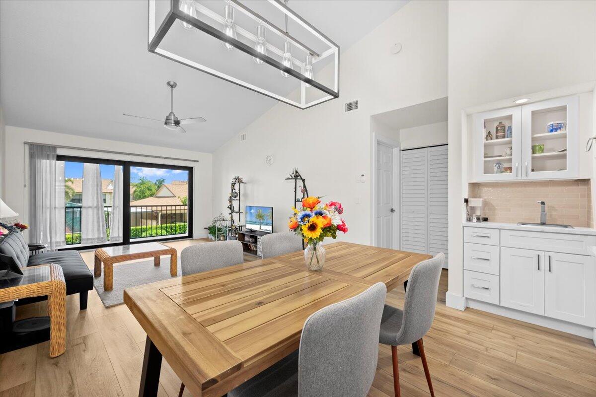302 Pinecrest Circle, Unit D Jupiter, FL 33458 - Photo 6 of 23 Dining area