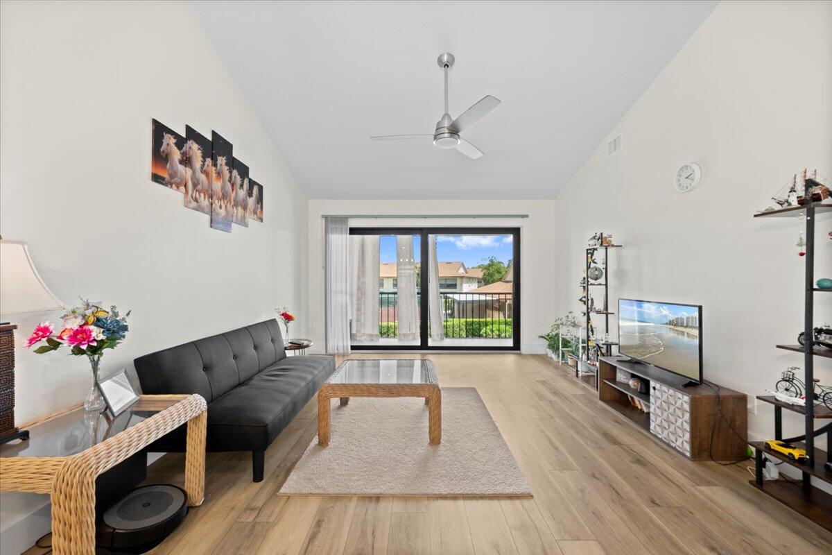 302 Pinecrest Circle, Unit D Jupiter, FL 33458 - Photo 7 of 23 Living room area