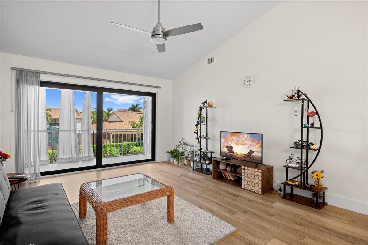 302 Pinecrest Circle, Unit D Jupiter, FL 33458 - Photo 9 of 23 living room area
