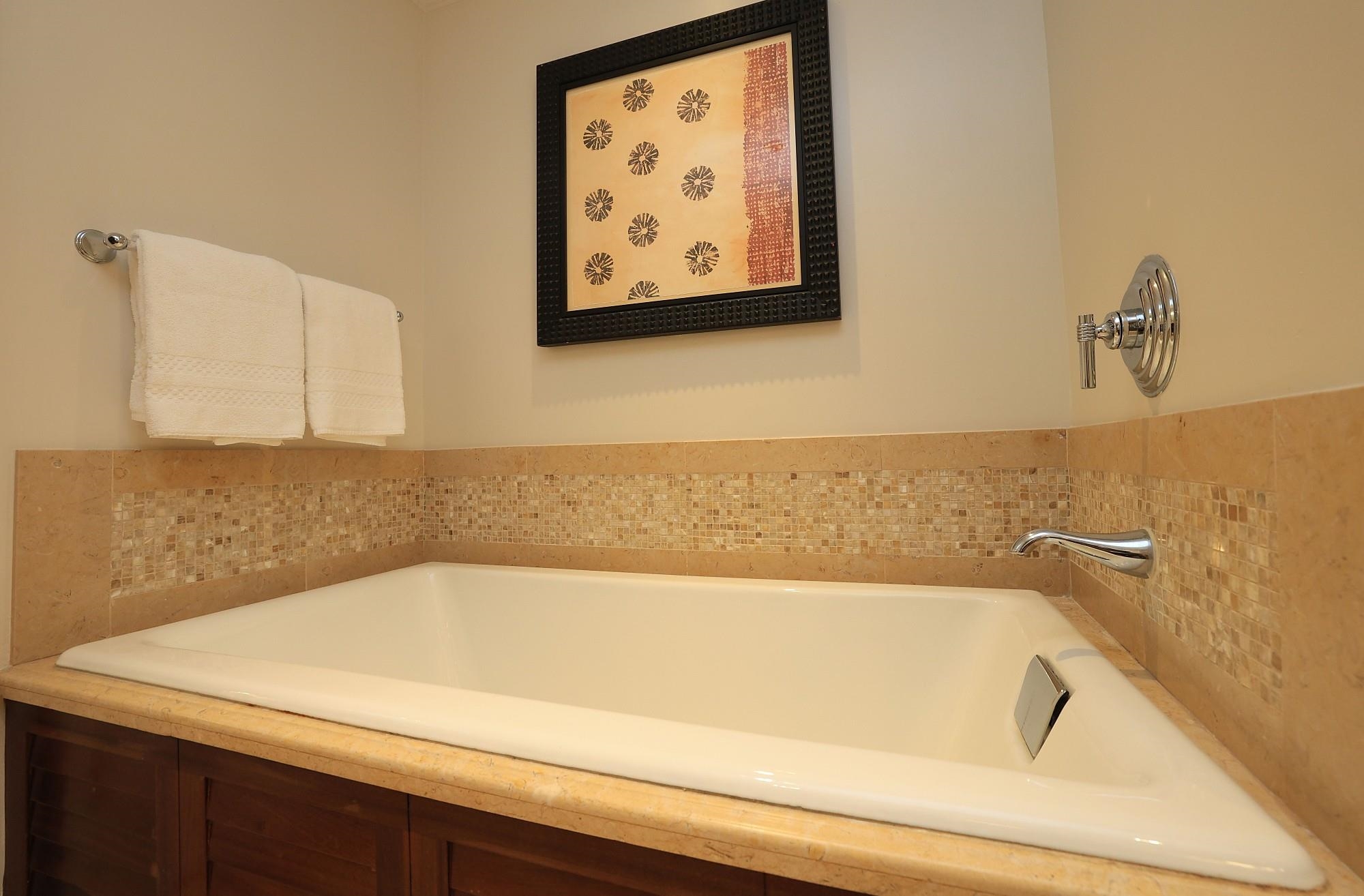 1 Ritz Carlton Drive, Unit 1502 Lahaina, HI 96761 - Photo 24 of 47 a bathroom with a bathtub