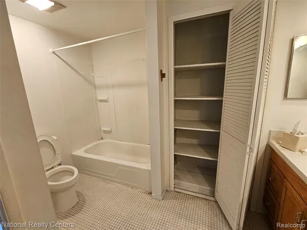 $1,450 | 29576 City Center Drive, Unit 4, Warren, MI 48093