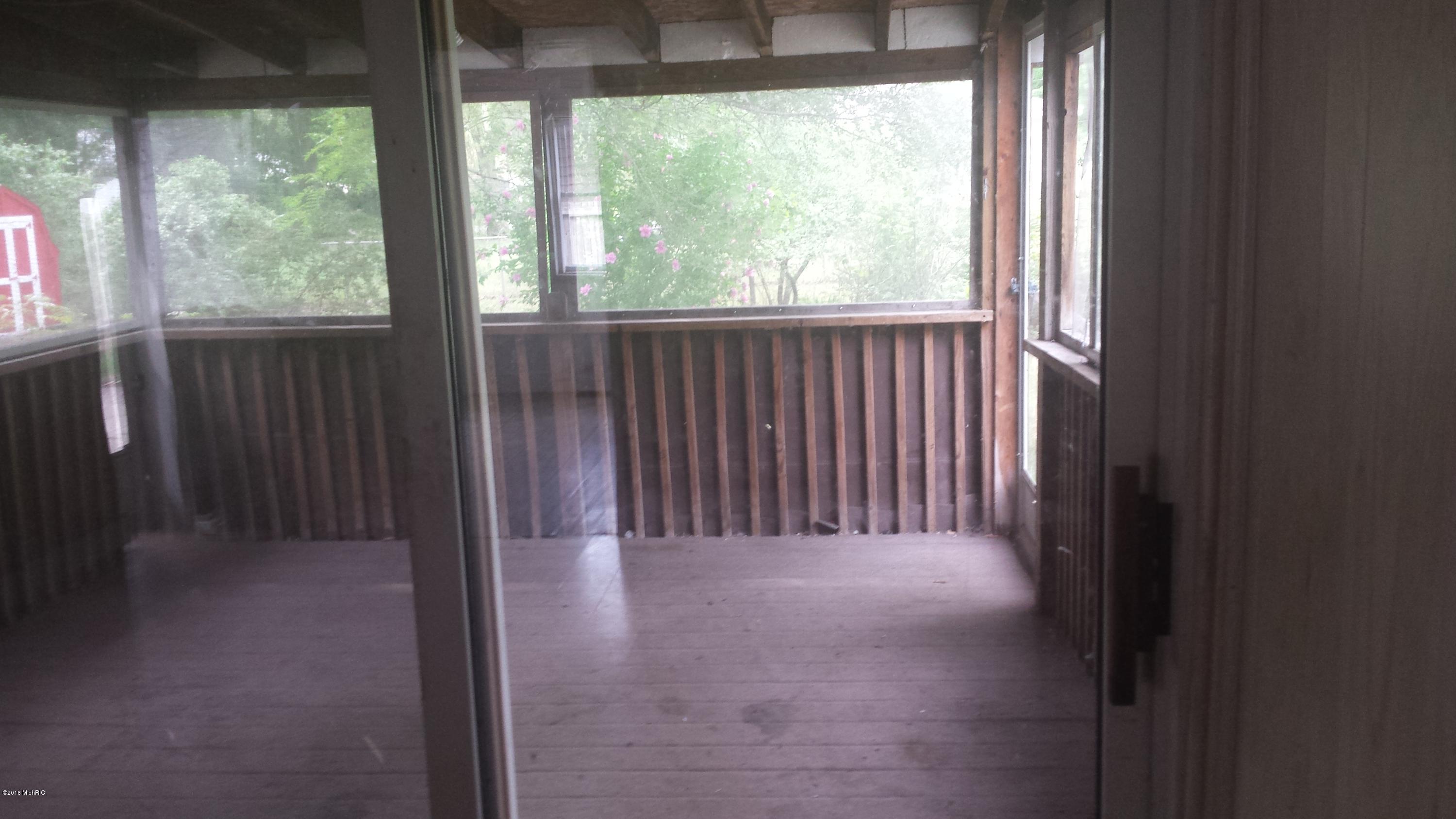 1500 Riblet Street Muskegon, MI 49445 - Photo 4 of 19 4season room