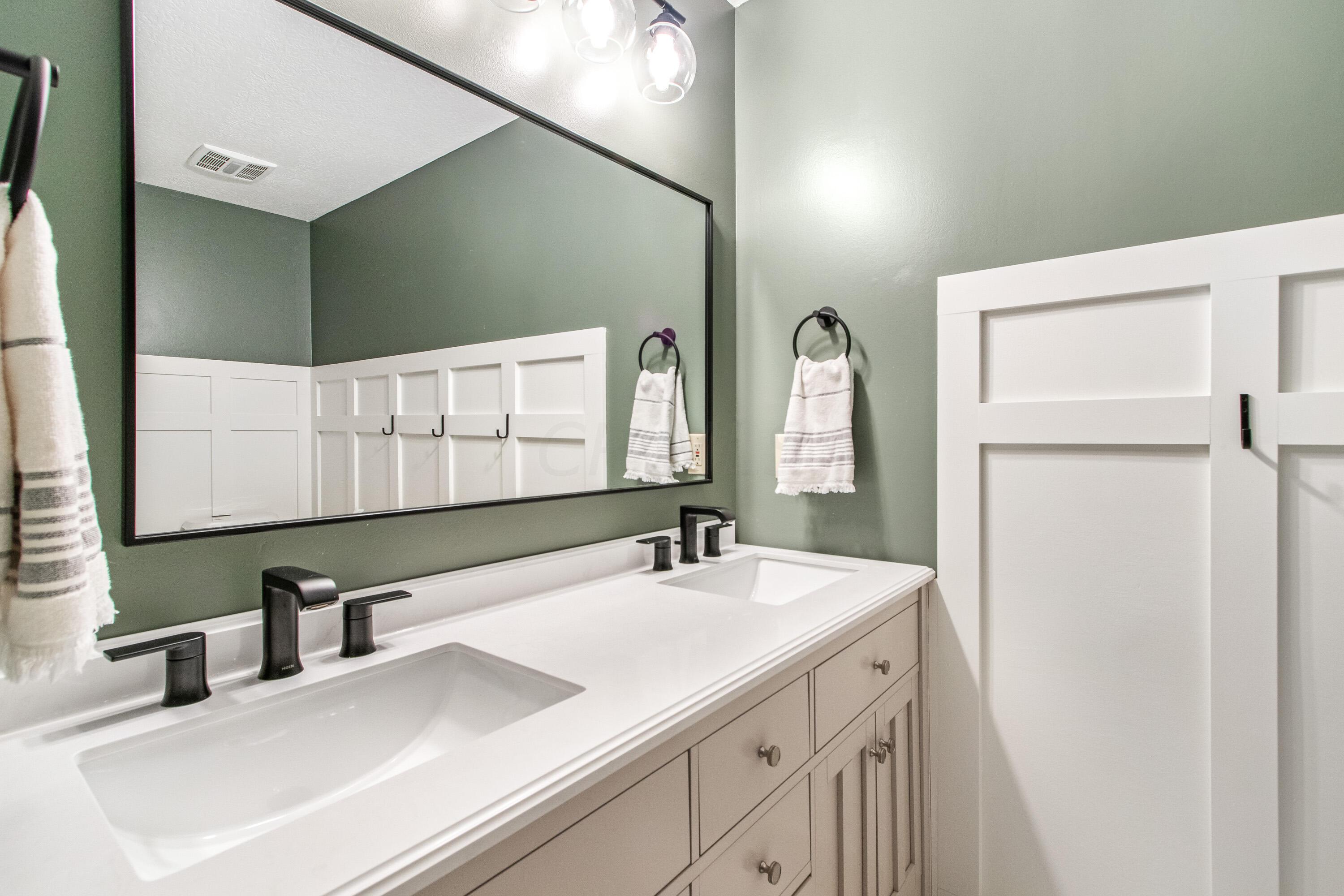 166 West Parkside Drive Powell, OH 43065 - Photo 24 of 32 hallbath1