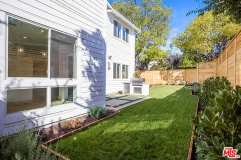 $4,650,000 | 744 North Almar Avenue, Pacific Palisades, CA 90272