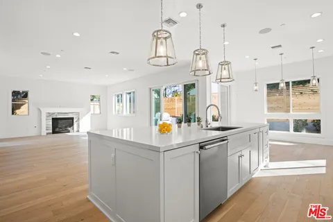 $4,650,000 | 744 North Almar Avenue, Pacific Palisades, CA 90272