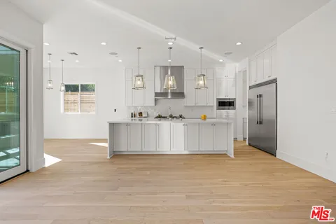 $4,650,000 | 744 North Almar Avenue, Pacific Palisades, CA 90272