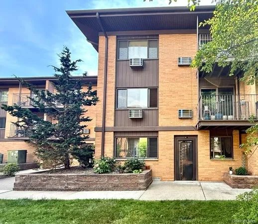 $270,000 | 10 Oakwood Terrace, Unit 101, New Windsor, NY 12553