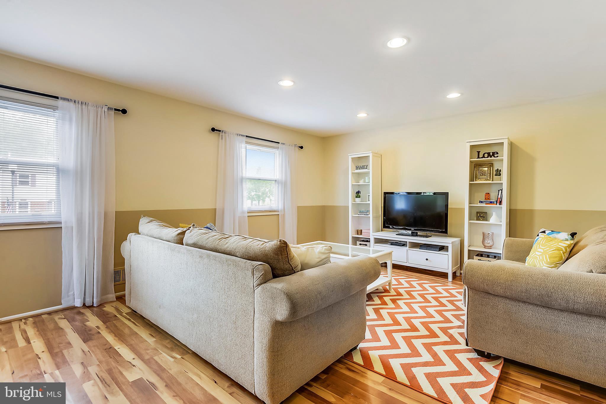 9935 Mallard Drive Laurel, MD 20708 - Photo 3 of 40 View of Living Room as you walk in front door
