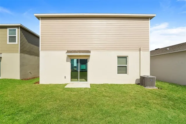 a view of a house with backyard