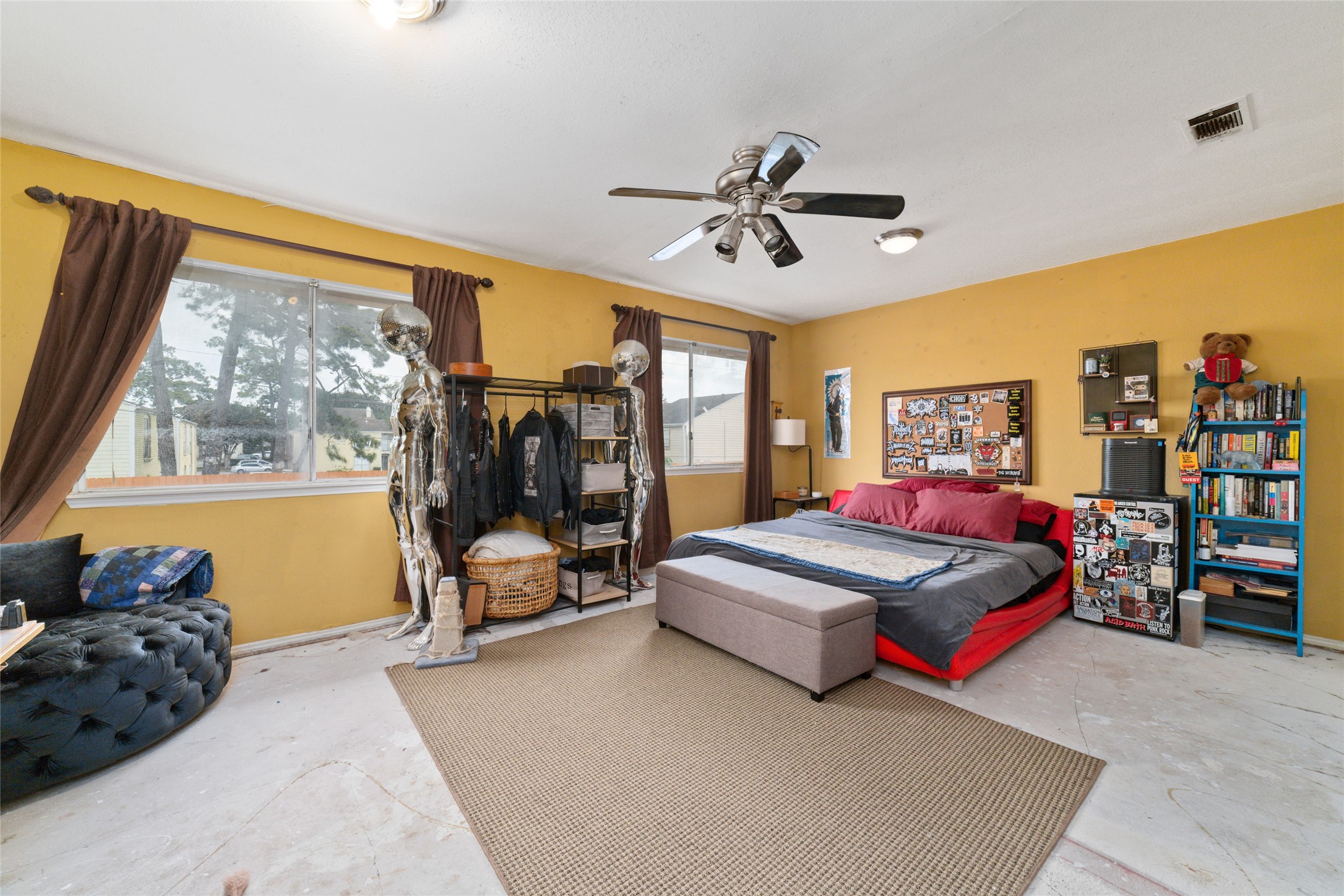 5800 Lumberdale Road, Unit 55 Houston, TX 77092 - Photo 17 of 34 a spacious bedroom with a bed and wooden floor