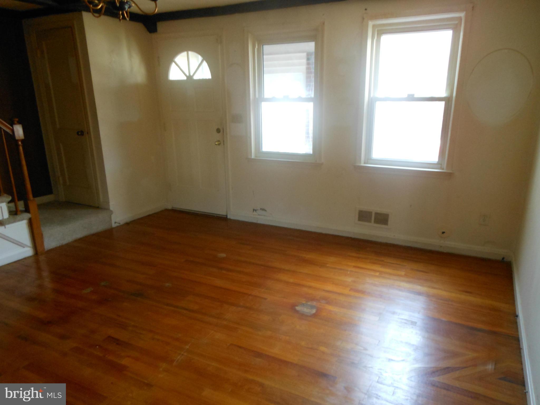 7303 Stratton Way Baltimore, MD 21224 - Photo 3 of 16 Living Room-photo one