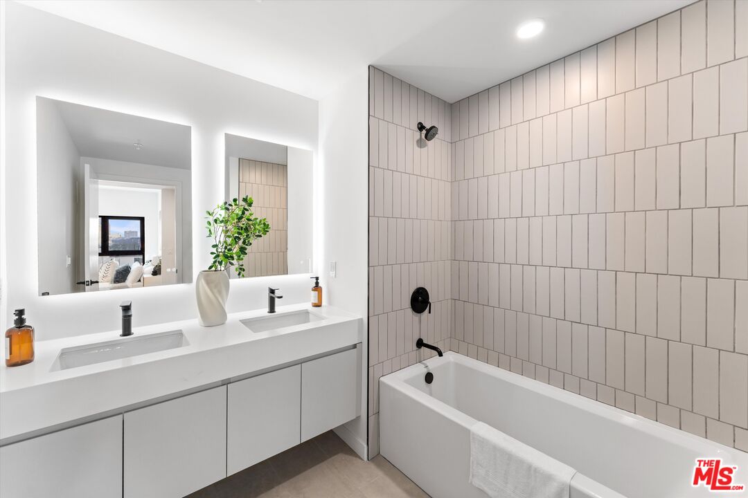 904 South New Hampshire Avenue, Unit 506 Los Angeles, CA 90006 - Photo 14 of 27