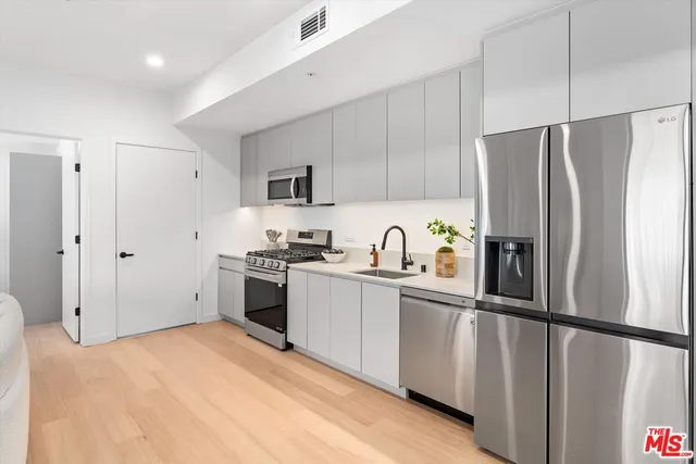 $755,700 | 904 South New Hampshire Avenue, Unit 506, Los Angeles, CA 90006