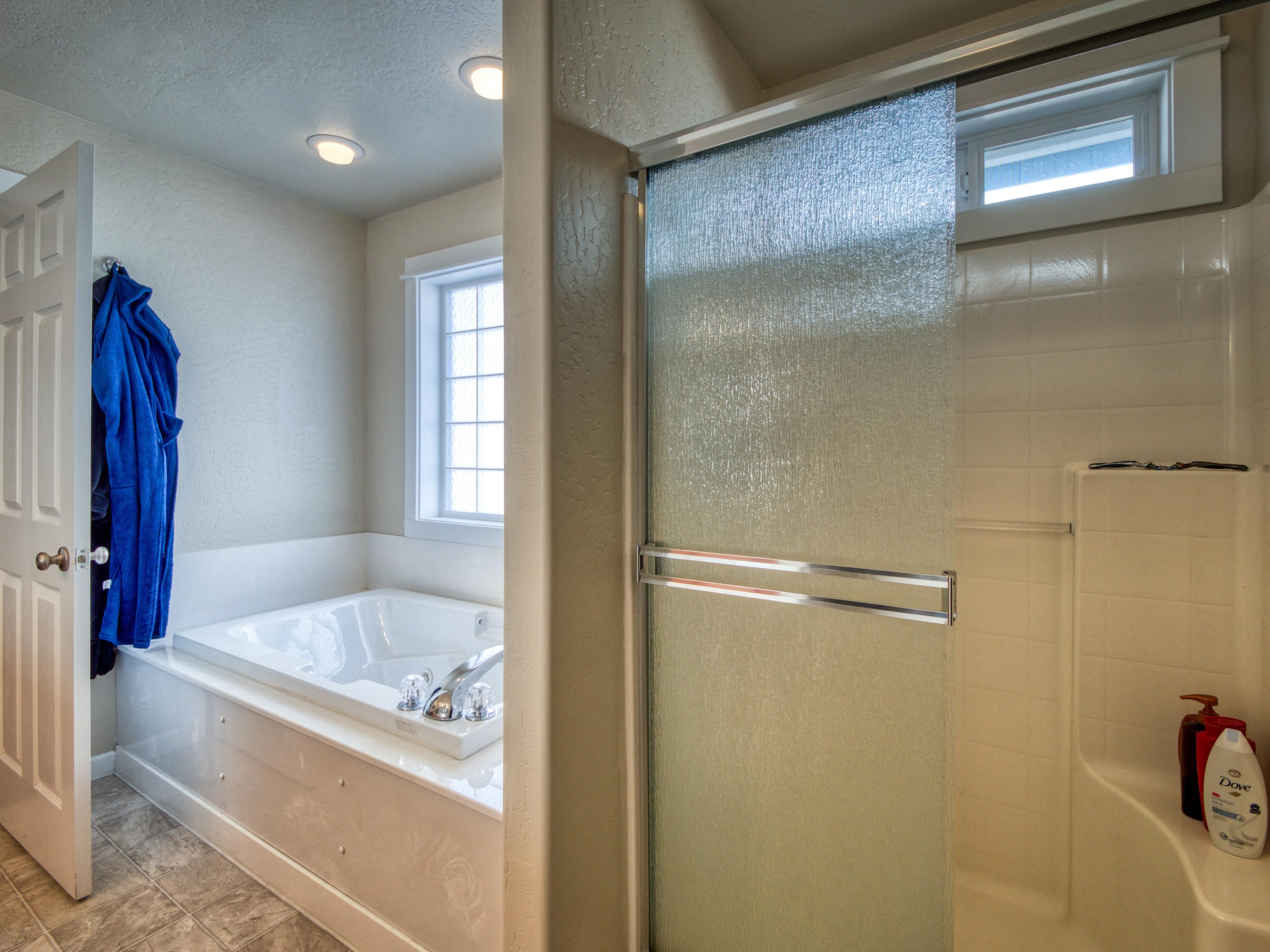 946 Ridgeview Drive Eagle Point, OR 97524 - Photo 12 of 32 Master Bath 3