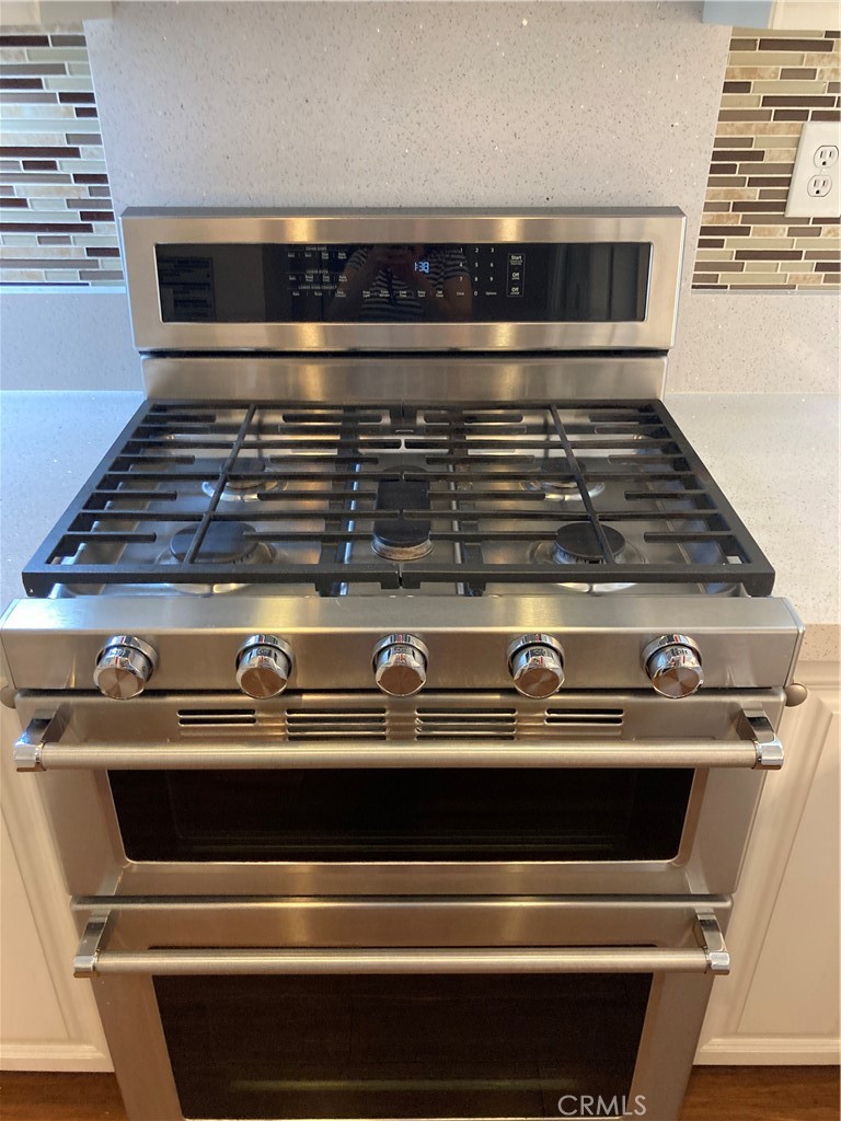 26 Opus Irvine, CA 92618 - Photo 6 of 32 a close view of stove top oven