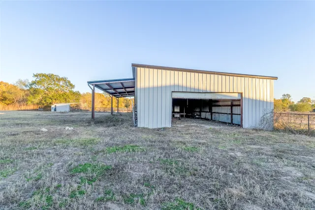 a view of an house with backyard and furniture