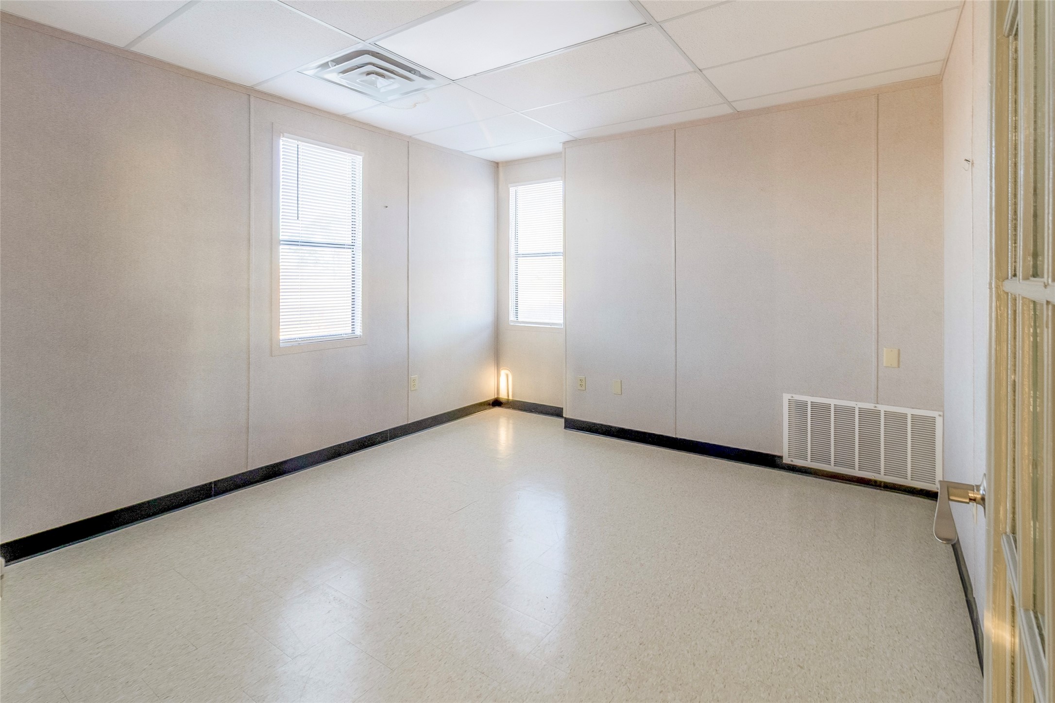 9477 County Road 420 Navasota, TX 77868 - Photo 23 of 25 an empty room with windows