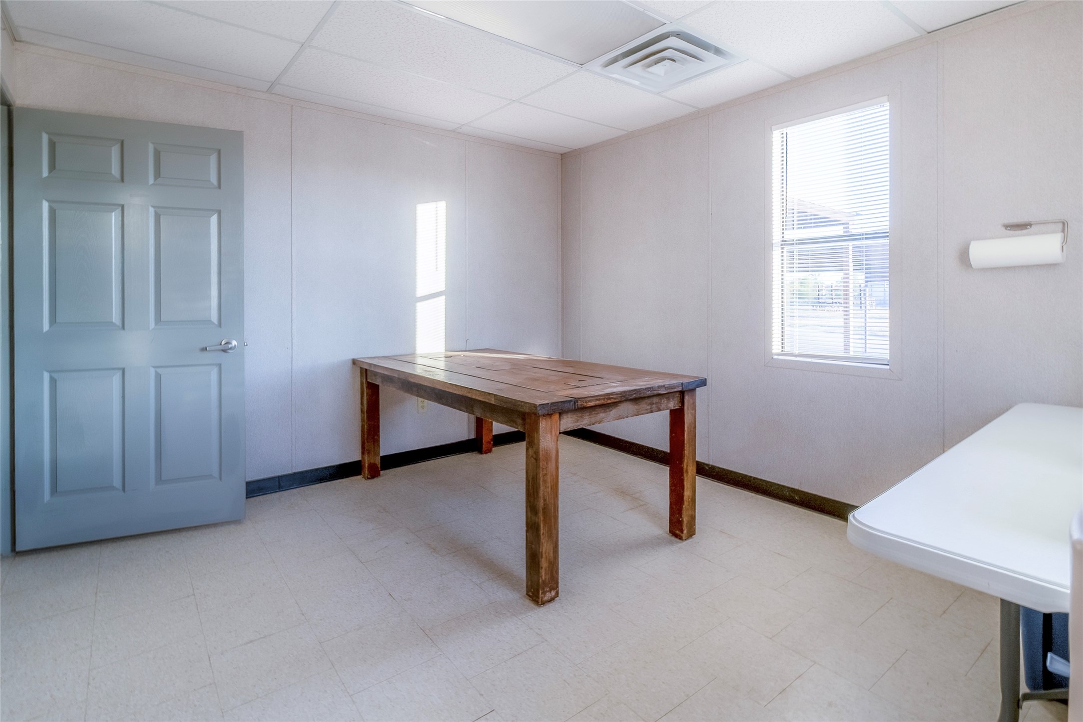 9477 County Road 420 Navasota, TX 77868 - Photo 24 of 25 a room with furniture and a window
