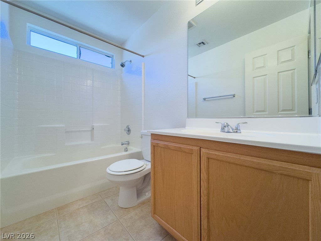 9456 Grandview Spring Avenue Las Vegas, NV 89166 - Photo 32 of 49 A well-appointed bathroom with a full vanity and a tub-shower combination.