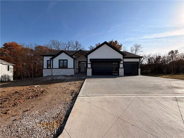 $569,999 | 305 Oak Street, Lone Jack, MO 64070