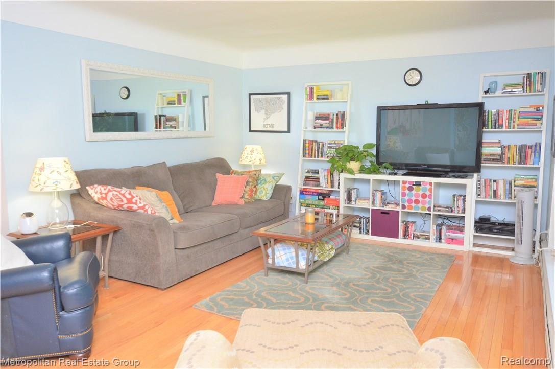 28646 Rollcrest Road Farmington, MI 48334 - Photo 12 of 16 Large Living Room