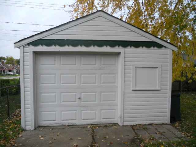20813 Universal Eastpointe, MI 48021 - Photo 12 of 12 31079836-11.JPG