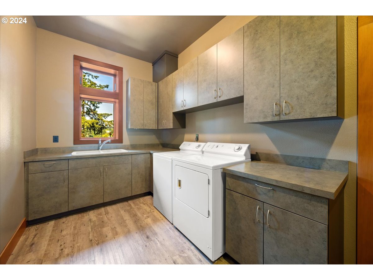 535 Middlecrest Road Lake Oswego, OR 97034 - Photo 34 of 46 Laundry