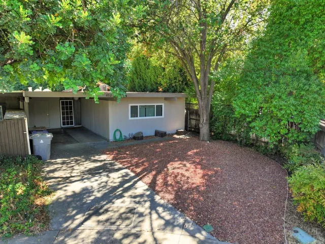 a view of a house with a backyard
