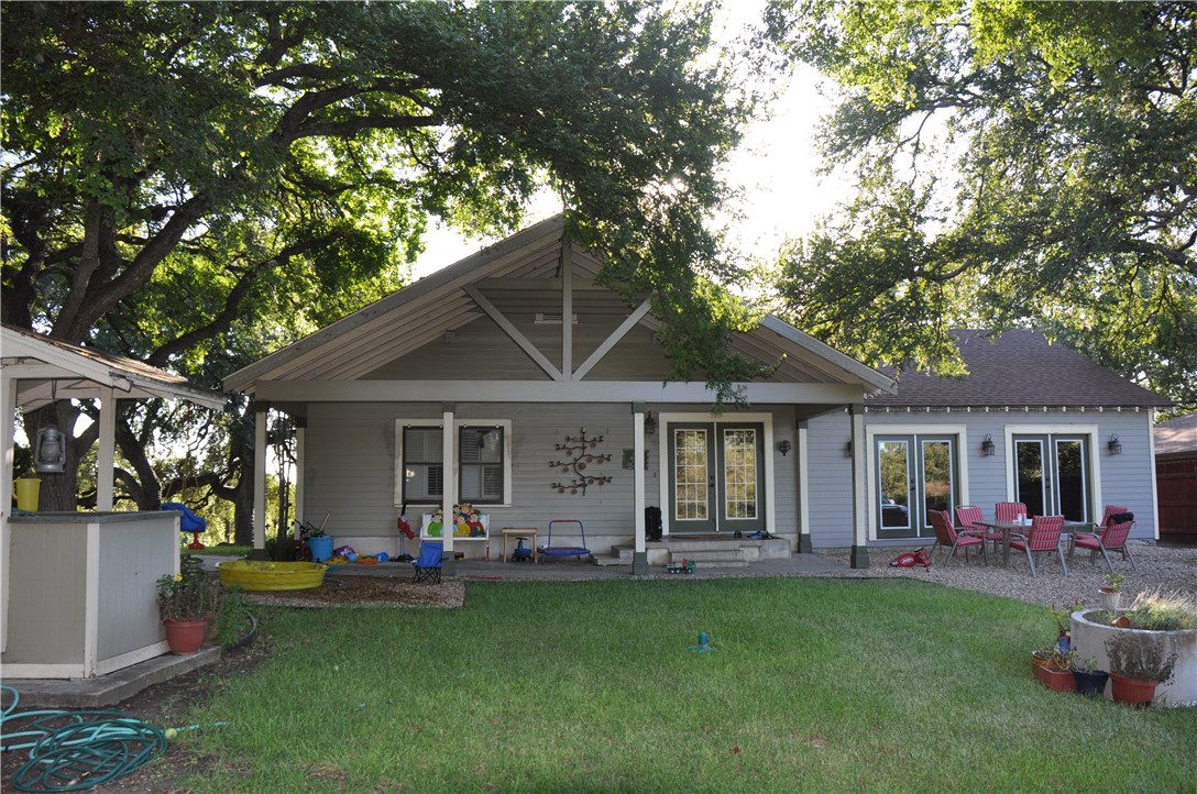 3003 Burleson Road Austin, TX 78741 - Photo 26 of 35 a front view of house with yard and green space