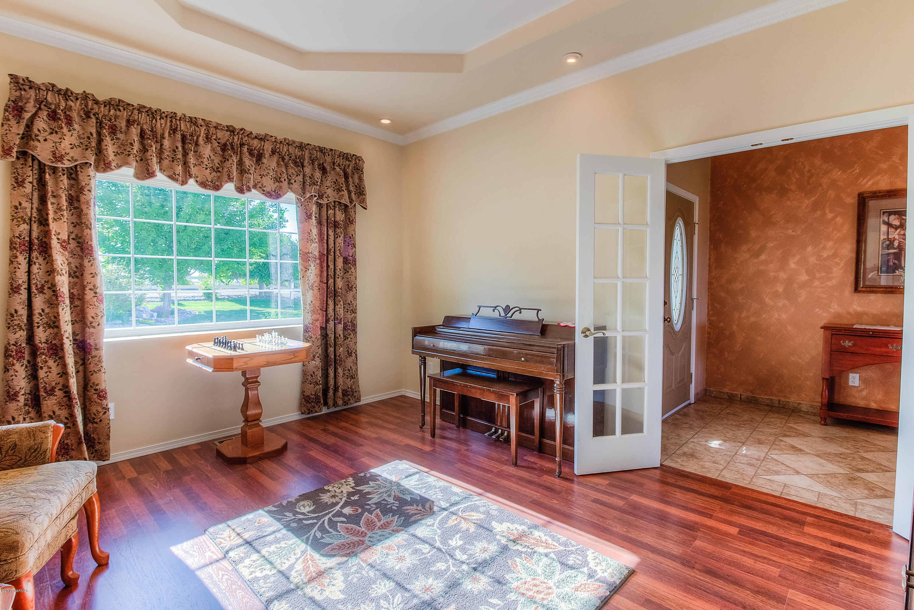 765 Lowry Road Outlook, WA 98938 - Photo 3 of 31 a living room with furniture and a window