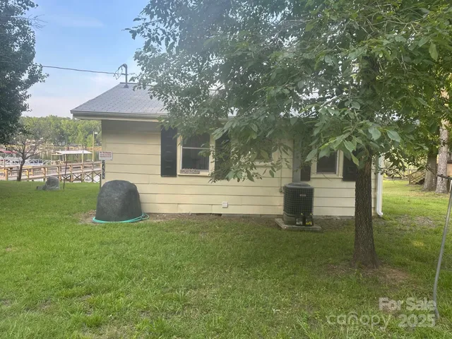 a view of a house with backyard and a tree