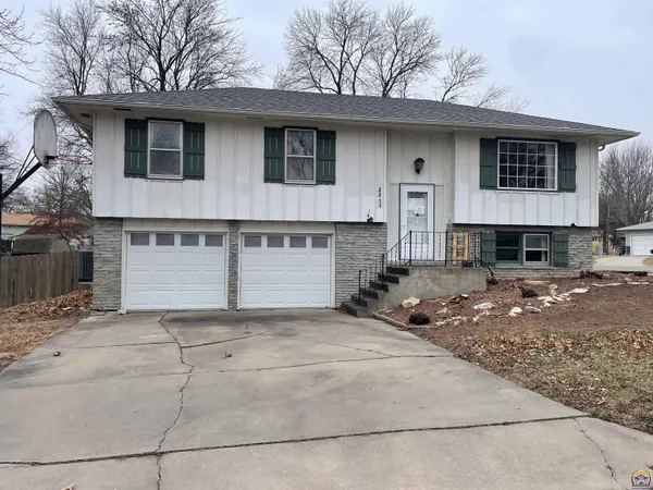 $138,000 | 2211 West 21st Avenue, Emporia, KS 66801