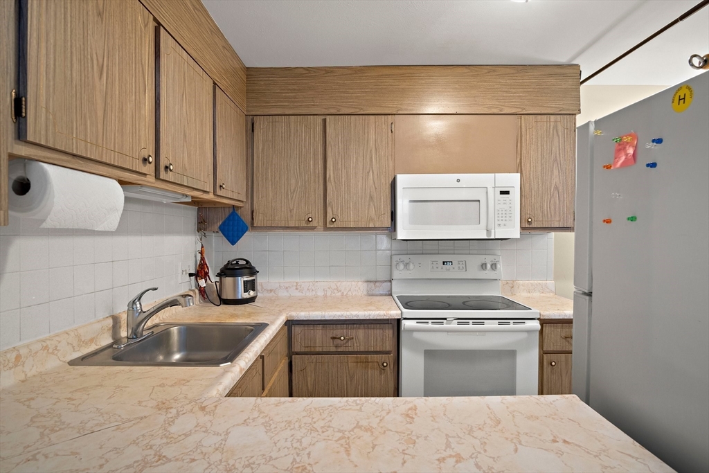 45 Jacqueline Road, Unit 9 Waltham, MA 02452 - Photo 8 of 32