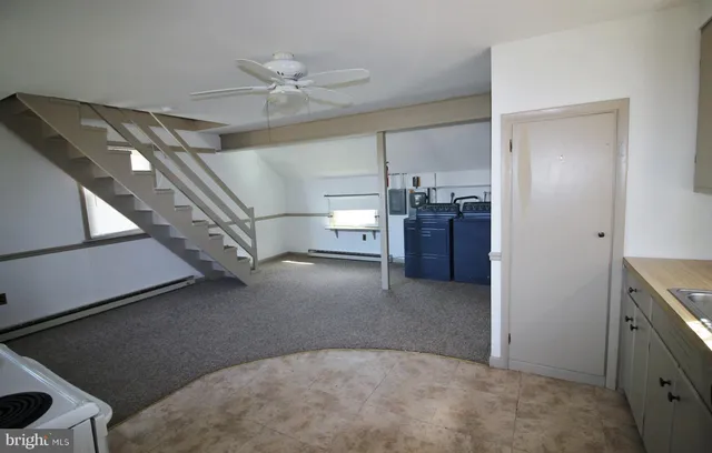 a view of entryway and kitchen
