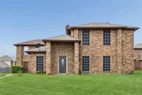 $285,000 | 702 Cresent Drive, DeSoto, TX 75115