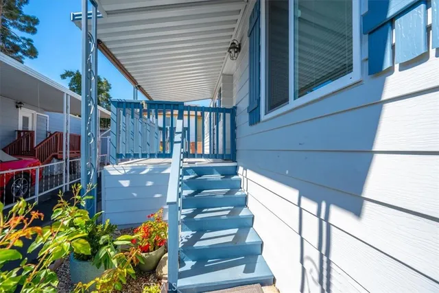 a view of entryway with a front door